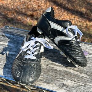 Starter kids, soccer cleats, size 10, black and white
